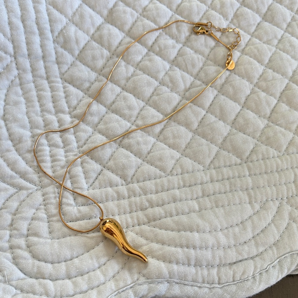 Elegant Gold Pendant Necklace